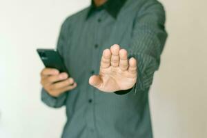 Nahansicht Schuss von des Mannes Hand mit Handy, Mobiltelefon Telefon Smartphone und erreichen aus, Geschäft Konzept foto