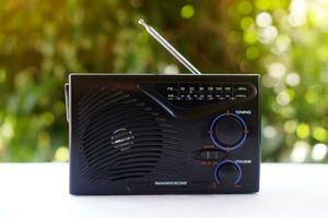 Jahrgang alt Transistor Radio, platziert draussen. Konzept , analog Technologie zum Kommunikation, Unterhaltung, Nachricht, Lieder, Musik- und Werbung foto