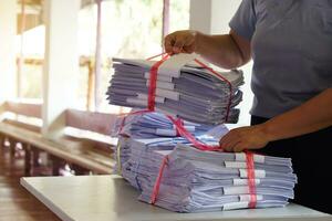 Nahansicht Hände halt Stapel von benutzt Papier zu recyceln oder kombinieren zu verwenden Nächster Zeit zu drucken aus beide Seiten von Papier. Konzept, Öko freundlich Aktivität zum Umfeld, Wiederverwendung Papier. Sortieren Müll foto