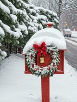 Foto von Weihnachten schneebedeckt Briefkasten mit ein Kranz auf oben und klimpern Glocken. ai generiert