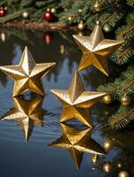 Foto von Weihnachten golden Star reflektieren auf ein Teich mit schwebend Ornamente. ai generiert