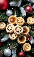 Foto von Weihnachten Kiefer Baum geschmückt mit Hackfleisch Kuchen Glas Ornamente und Lametta. ai generiert