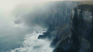 ein majestätisch Cliff mit Blick auf ein heiter Körper von Wasser ai generiert foto