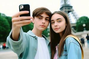 glücklich lächelnd Paar Reisen im Frankreich nehmen Selfie im Paris. neural Netzwerk ai generiert foto