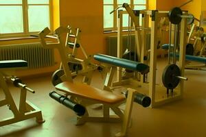 modern von Fitnessstudio Innere mit Ausrüstung. Sport Ausrüstung im das Fitnessstudio. neural Netzwerk ai generiert foto