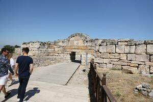 Antalya, Truthahn - - kann 15, 2021 Ruinen von uralt Stadt Hierapolis in der Nähe von Pamukkale, Truthahn beim sonnig Tag. Teile von alt historisch Gebäude mit groß Blöcke foto