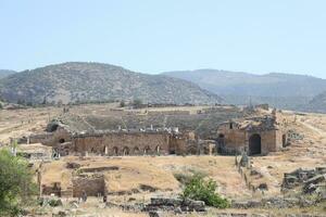 Antalya, Truthahn - - kann 15, 2021 Ruinen von uralt Stadt Hierapolis in der Nähe von Pamukkale, Truthahn beim sonnig Tag. Teile von alt historisch Gebäude mit groß Blöcke foto