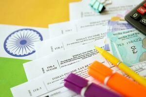 kiew, ukraine - 4. mai 2022 indische einkommensteuererklärung leerformular mit stift und indischen rupienrechnungen foto
