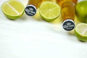 charkow, ukraine - 9. dezember 2020 flaschen corona extra bier mit limettenscheiben. corona produziert von grupo modelo mit anheuser busch inbev beliebtestes importiertes bier in den usa foto