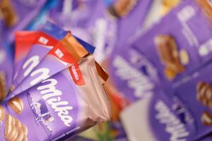 charkow, ukraine - 8. dezember 2020 viele verpackungen aus lila milka-schokolade. Milka ist eine Schweizer Schokoladenkonfektmarke, die von der Firma Mondelez International hergestellt wird foto