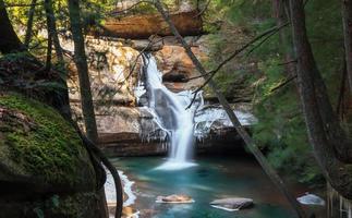 malerischer Wasserfall aus Zedernholz im Hopping Hills State Park, Ohio foto