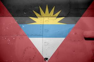 Antigua und Barbuda Flagge abgebildet auf Seite Teil von Militär- gepanzert Hubschrauber Nahaufnahme. Heer Kräfte Flugzeug konzeptionelle Hintergrund foto