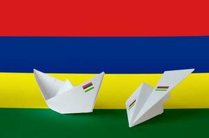 Mauritius Flagge abgebildet auf Papier Origami Flugzeug und Boot. handgemacht Kunst Konzept foto