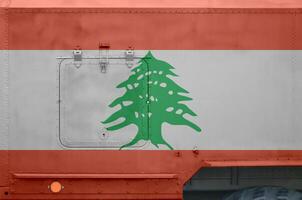 Libanon Flagge abgebildet auf Seite Teil von Militär- gepanzert LKW Nahaufnahme. Heer Kräfte konzeptionelle Hintergrund foto