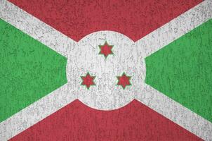 burundi-flagge in hellen farben auf alter reliefputzwand dargestellt. strukturierte Fahne auf rauem Hintergrund foto