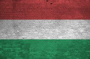 Ungarn Flagge abgebildet im Farbe Farben auf alt Backstein Mauer. texturiert Banner auf groß Backstein Mauer Mauerwerk Hintergrund foto