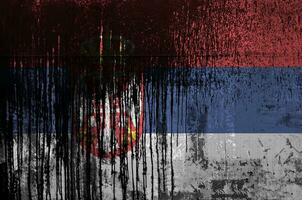 Serbien Flagge abgebildet im Farbe Farben auf alt und schmutzig Öl Fass Mauer Nahaufnahme. texturiert Banner auf Rau Hintergrund foto