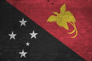 Papua Neu Guinea Flagge abgebildet im Farbe Farben auf alt Backstein Mauer. texturiert Banner auf groß Backstein Mauer Mauerwerk Hintergrund foto