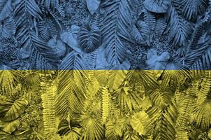 Ukraine Flagge abgebildet auf viele Blätter von Monstera Palme Bäume. modisch modisch Hintergrund foto