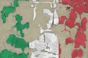Italien Flagge abgebildet im Farbe Farben auf alt obsolet unordentlich Beton Mauer Nahaufnahme. texturiert Banner auf Rau Hintergrund foto