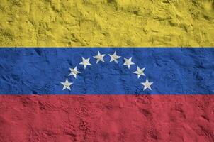 venezuela-flagge in hellen farben auf alter reliefputzwand dargestellt. strukturierte Fahne auf rauem Hintergrund foto