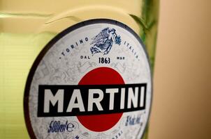 Flasche von Wermut Martini Rossi schließen oben Logo auf Beige Mauer Hintergrund foto