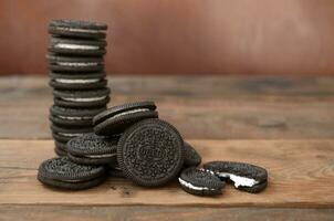 viele Oreo Sandwich Sahne Kekse auf hölzern Hintergrund foto