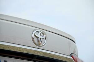 Toyota Logo im Weiß Auto zurück Teil schließen oben draußen foto