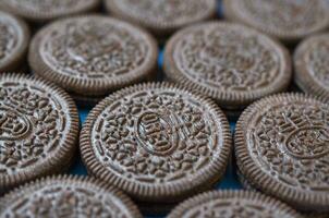 viele Oreo Sandwich Sahne Kekse schließen oben auf Blau Hintergrund foto