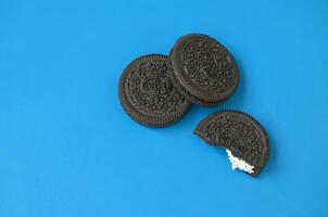 viele Oreo Sandwich Sahne Kekse auf Blau Hintergrund foto