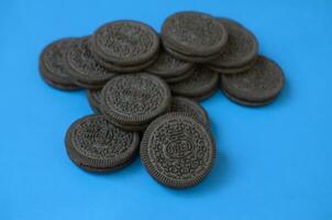 viele Oreo Sandwich Sahne Kekse auf Blau Hintergrund foto