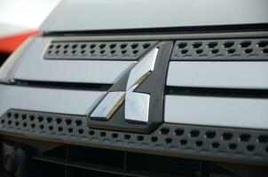 Mitsubishi Logo im schwarz Auto Vorderseite Teil schließen oben draußen foto