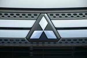 Mitsubishi Logo im schwarz Auto Vorderseite Teil schließen oben draußen foto