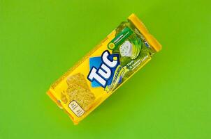 tuc Snack Pack auf hell Grün eben Hintergrund foto