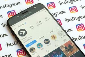 umgekehrt offiziell instagram Konto auf Smartphone Bildschirm auf Papier instagram Banner. foto