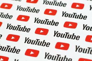 Youtube Muster gedruckt auf Papier mit klein Youtube Logos und Inschriften. Youtube ist Google Tochtergesellschaft und amerikanisch die meisten Beliebt Video teilen Plattform foto