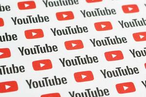 Youtube Muster gedruckt auf Papier mit klein Youtube Logos und Inschriften. Youtube ist Google Tochtergesellschaft und amerikanisch die meisten Beliebt Video teilen Plattform foto