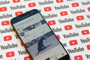 badabun offiziell Youtube Kanal auf Smartphone Bildschirm auf Papier Youtube Hintergrund. foto