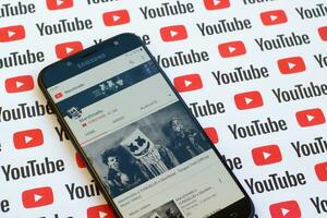 Marshmello offiziell Youtube Kanal auf Smartphone Bildschirm auf Papier Youtube Hintergrund. foto