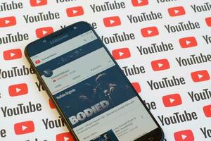 eminemmusic offiziell Youtube Kanal auf Smartphone Bildschirm auf Papier Youtube Hintergrund. foto