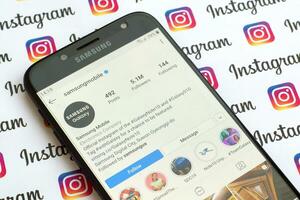 Samsung Handy, Mobiltelefon offiziell instagram Konto auf Smartphone Bildschirm auf Papier instagram Banner. foto