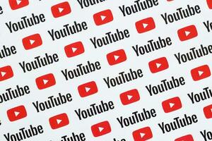 Youtube Muster gedruckt auf Papier mit klein Youtube Logos und Inschriften. Youtube ist Google Tochtergesellschaft und amerikanisch die meisten Beliebt Video teilen Plattform foto