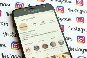 Roberto cavalli offiziell instagram Konto auf Smartphone Bildschirm auf Papier instagram Banner. foto