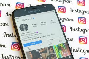 selena gomez offiziell instagram Konto auf Smartphone Bildschirm auf Papier instagram Banner. foto