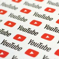 Youtube Muster gedruckt auf Papier mit klein Youtube Logos und Inschriften. Youtube ist Google Tochtergesellschaft und amerikanisch die meisten Beliebt Video teilen Plattform foto