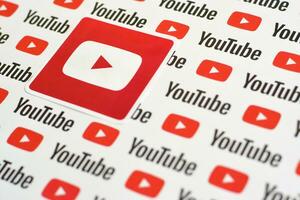 Youtube Logo Aufkleber auf Muster gedruckt auf Papier mit klein Youtube Logos und Inschriften. Youtube ist Google Tochtergesellschaft und amerikanisch die meisten Beliebt Video teilen Plattform foto