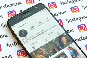 Beyonce offiziell instagram Konto auf Smartphone Bildschirm auf Papier instagram Banner. foto