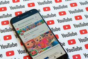 Kokosmelone - - Kindergarten Reime offiziell Youtube Kanal auf Smartphone Bildschirm auf Papier Youtube Hintergrund. foto