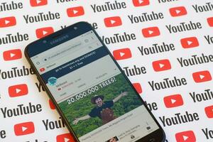 mrbeast offiziell Youtube Kanal auf Smartphone Bildschirm auf Papier Youtube Hintergrund. foto