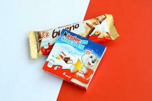 freundlicher Schokolade klein Box zum Kinder und bueno Weiß Schokolade Bar gemacht durch Ferrero Spa. freundlicher ist ein Süßwaren Produkt Marke Linie von multinational Hersteller Ferrero foto